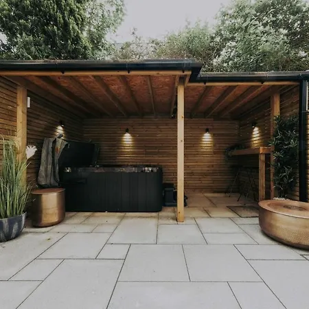 Clifton 32 - Garden Flat With Hot Tub - Hopewell Apartment *